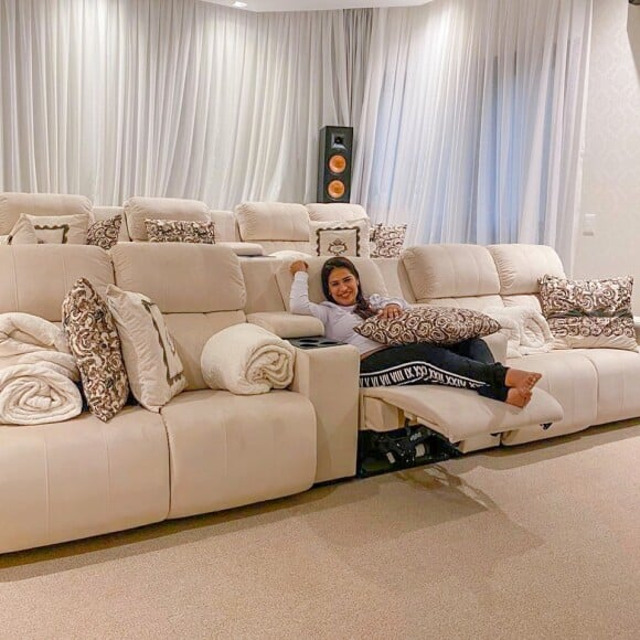 Simone moram em uma casa de três andares em SP