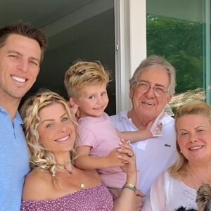 Karina Bacchi e Amaury Nunes já tinham aparecido juntos em uma foto recente com a família da artista