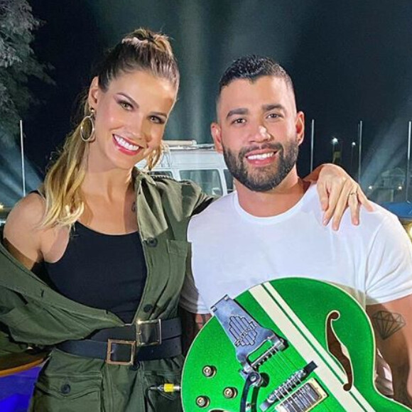 Andressa Suita mostra filhos assistindo Gusttavo Lima: 'Curtindo a live do papai', em 1º de maio de 2021