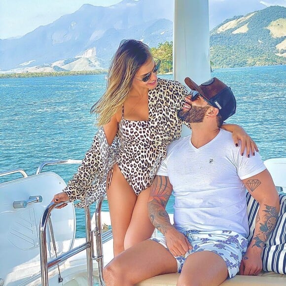 Andressa Suita e Gusttavo Lima estiveram juntos em iate em Angra dos Reis