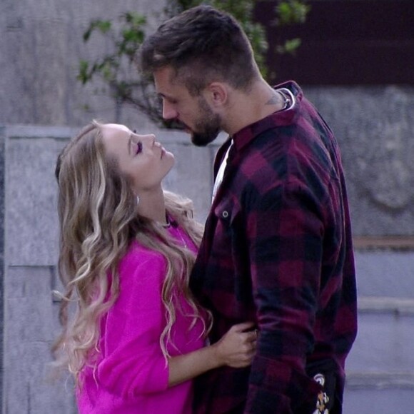 Fonte afirma que Carla Diaz ainda é 'apaixonada' por Arthur Picoli