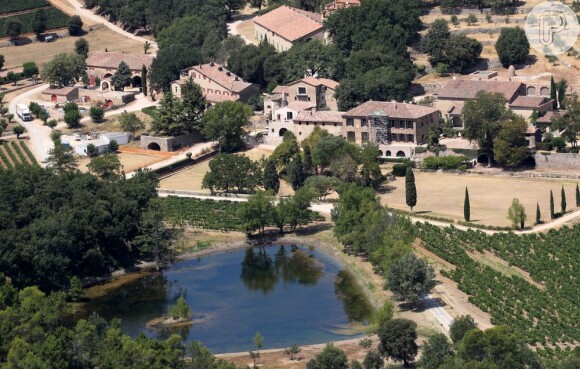A propriedade de Angelina Jolie e Brad Pitt, localizada em Provence, no sul da França, possui 1.200 acres de terra e uma mansão com 35 quartos