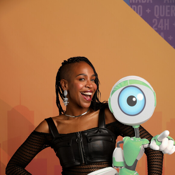 'A verdade é que sempre chorei, só que chorava escondido. O fato de eu reconhecer meu erro não significa que eu não posso sorrir, já caí, já quase desisti de viver, o que mais eu posso fazer?', desabafou Karol Conká