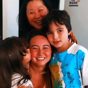 Karina Sato, irmã de Sato, chora em primeiro reencontro com os filhos