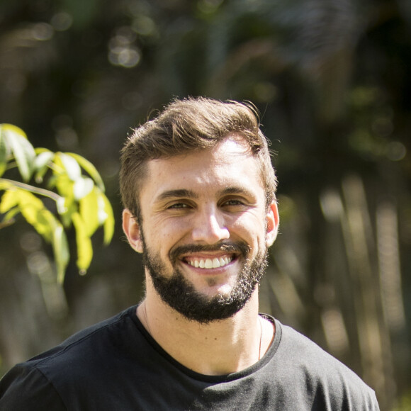 Arthur Picoli se diverte com brincadeiras sobre romance com Carla Diaz