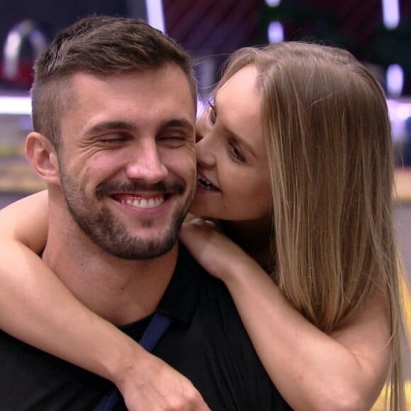 Arthur faz referência à Carla Diaz e brinca sobre romance: 'Todo lugar me dão lata com a letra C'