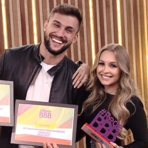 Fora do 'BBB21', Carla Diaz e Arthur ganharam prêmio de 'Melhor Casal'