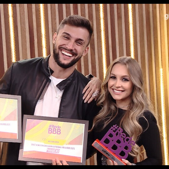 Fora do 'BBB21', Carla Diaz e Arthur ganharam prêmio de 'Melhor Casal'