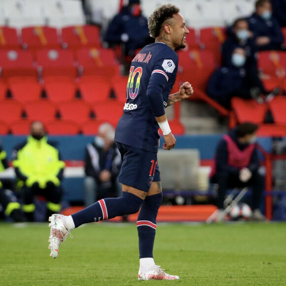 Neymar vestiu uma camisa contra a homofobia no jogo do PSG deste domingo, 16 de maio de 2021