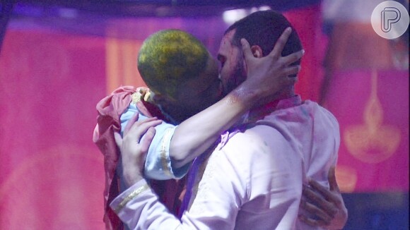Gil do Vigor protagonizou com Lucas Penteado o primeiro beijo gay masculino do 'BBB'