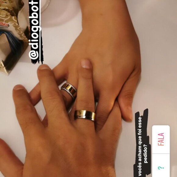 Perlla e Diogo Bottino trocaram alianças de compromisso durante namoro em 2020