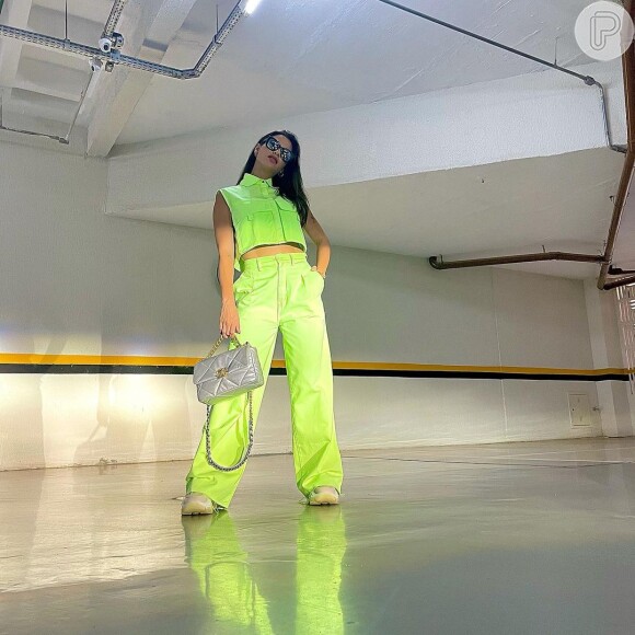 Andressa Suita combina body no estilo lingerie com cardigan da Gucci em fotos