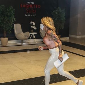 Bianca Dominguez disse que foi abordada por MC VK para ir ao hotel e ter relações sexuais com ele e MC Kevin. A modelo cobrou R$ 1 mil de cada