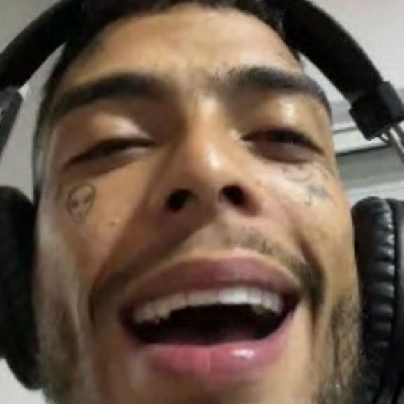 Bianca Dominguez disse ter se distraído e, que, ao olhar para MC Kevin o cantor já estava pendurado na sacada do hotel