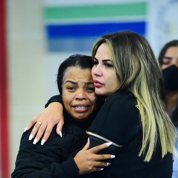 MC Kevin deixou a mulher, Deolane Bezerra, na foto abraçada à mãe do funkeiro