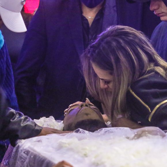 Filha de MC Kevin, Soraya não foi ao velório do pai. 'A irmã dela (Beatriz) falou que a Sofia juntou as mãozinhas, fechou os olhos, limpou o rosto, e a irmã dela foi abraçá-la', relatou a mãe da menina