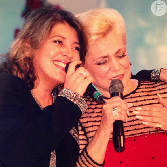 A cantora Roberta Miranda presta homenagem à Hebe Camargo, que completaria 84 anos no Dia Internacional da Mulher, 8 de março de 2013