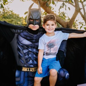 Filho de Zé Neto e Natália Toscano, Zé Filho, 3 anos, se divertiu com o Batman na festa da  irmã
