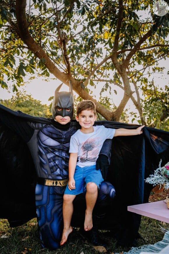 Filho de Zé Neto e Natália Toscano, Zé Filho, 3 anos, se divertiu com o Batman na festa da  irmã