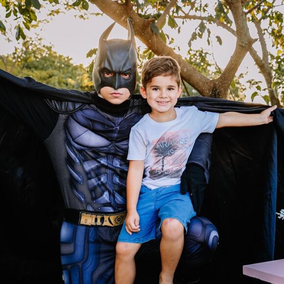 Filho de Zé Neto e Natália Toscano, Zé Filho, 3 anos, se divertiu com o Batman na festa da  irmã