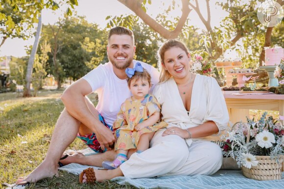 Zé Neto e Natália Toscano posaram com a filha, Angelina, em piquenique em 19 de maio de 2021, data do seu primeiro aniversário