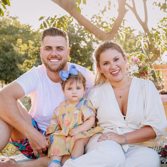 Zé Neto e Natália Toscano posaram com a filha, Angelina, em piquenique em 19 de maio de 2021, data do seu primeiro aniversário