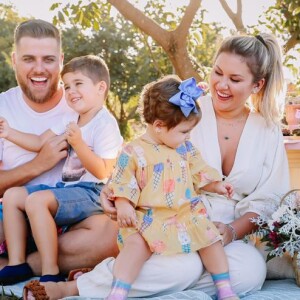 Zé Neto e Natália Toscano posaram com os filhos, Zé Filho e Angelina, para comemorarem o 1º aniversário da caçula. 'Desejo que a minha maravideusa se torne uma mulher forte, empoderada e feliz com as suas escolhas', afirmou a influencer