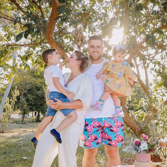 Zé Neto e Natália Toscano deram colo para os filhos, Zé Filho e Angelina, na festa do 1º aniversário da caçula