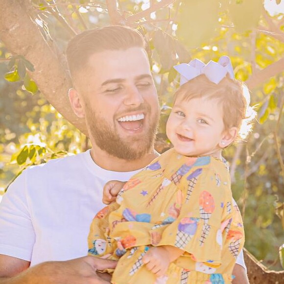 Zé Neto posou com a filha, Angelina, em piquenique no entardecer