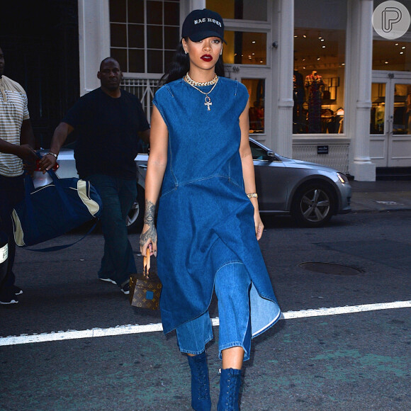 Rihanna com look jeans total, incluindo a bota