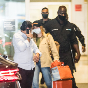 Marina Ruy Barbosa foi cercada por seguranças ao desembarcar em SP após viagem com Guilherme Mussi
