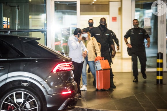 Marina Ruy Barbosa foi cercada por seguranças ao desembarcar em SP após viagem com Guilherme Mussi