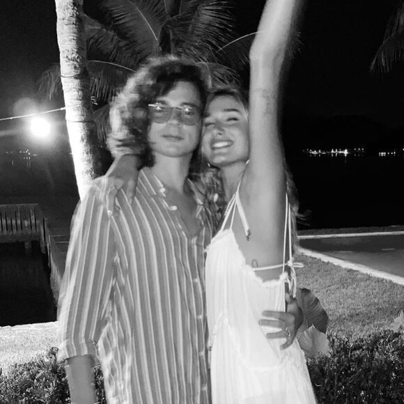 Sasha Meneghel entrou de mãos dadas com os pais, Xuxa e Luciano Szafir, no casamento com João Figueiredo