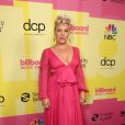 Pink escolheu vestido esvoaçante com laço no decote para o Billboard Music Awards 2021