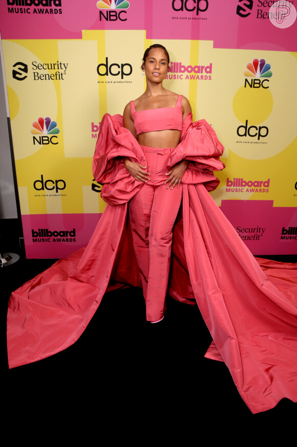 Alicia Keys escolheu um conjunto rosa com um casaco estilo capa de muito volume da Valentino para o Billboard Music Awards 2021