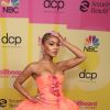 A rapper Saweetie usou um look de baile Giambattista Valli na cor salmão sem alças, que apresentava um corpete pregueado com flores rosa 3-D, no Billboard Music Awards 2021
