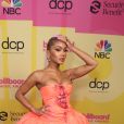  A rapper Saweetie usou um look de baile Giambattista Valli na cor salmão sem alças, que apresentava um corpete pregueado com flores rosa 3-D, no Billboard Music Awards 2021 