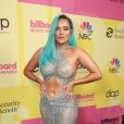 Karol G ousou com vestido transparente para o Billboard Music Awards 2021