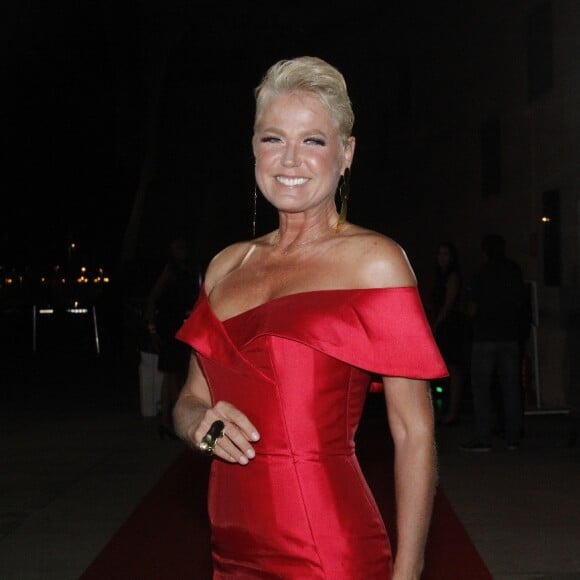 Xuxa Meneghel ajudou a arrumar o cabelo da filha, Sasha, para casamento