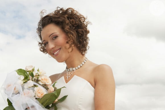 Noivas, madrinhas e convidadas podem apostar no cabelo cacheado natural