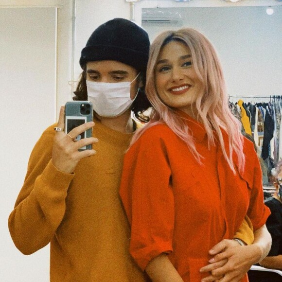 João Figueiredo surgiu com mão na barriga de Sasha Meneghel em foto de lua de mel nas Maldivas e afastou gravidez