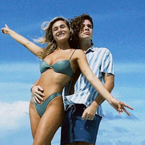 João Figueiredo surgiu com mão na barriga de Sasha Meneghel em foto de lua de mel nas Maldivas e explicou o motivo: 'Para não cair'