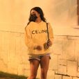 Isis Valverde combinou moletom Céline com shorts jeans