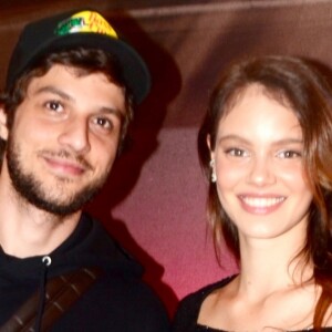 Laura Neiva e Chay Suede revelam sexo do bebê em programa de Pedro Bial