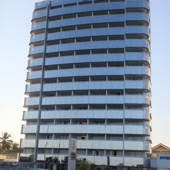 Fachada do hotel do qual caiu MC Kevin em acidente. Funkeiro teria tentado escapar de um suposto flagra da mulher, Deolane Bezerra