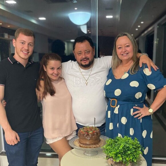 Primo de Maiara roubou a cena pela beleza em foto com a cantora