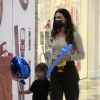 Filho de Isis Valverde, Gael, de 2 anos, se divertiu com bexigas de ar em passeio com a mãe por shopping do Rio