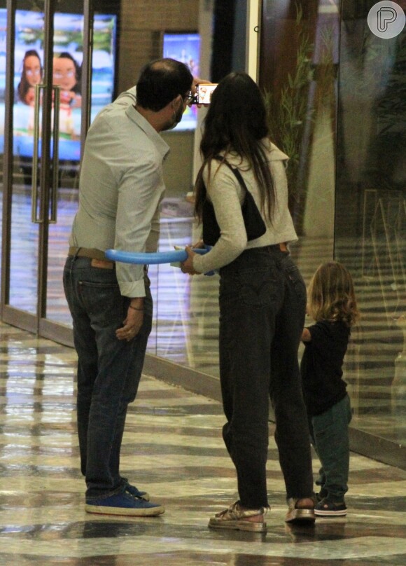 Isis Valverde atendeu fã ao passear por shopping com o marido e o filho