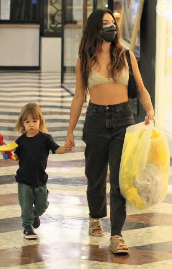 Isis Valverde passeou com o filho, Gael, em shopping do Rio de Janeiro