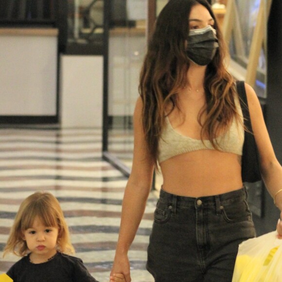 Isis Valverde passeou com o filho, Gael, em shopping do Rio de Janeiro